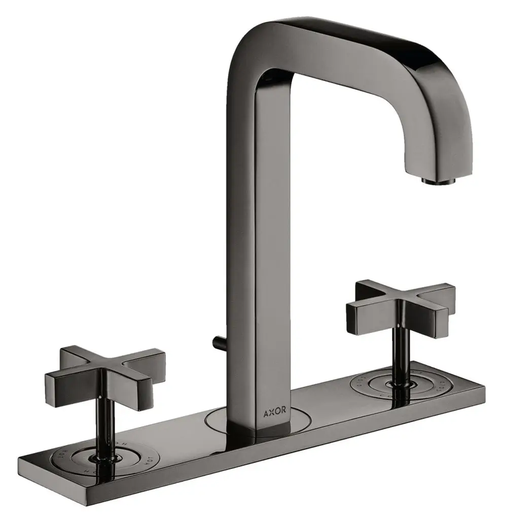 Waschtischarmatur mit zwei Kreuzgriffen und einem hohen Auslauf in Polished Black Chrome von AXOR, montiert auf einer Platte mit Zugstangen-Ablaufgarnitur.